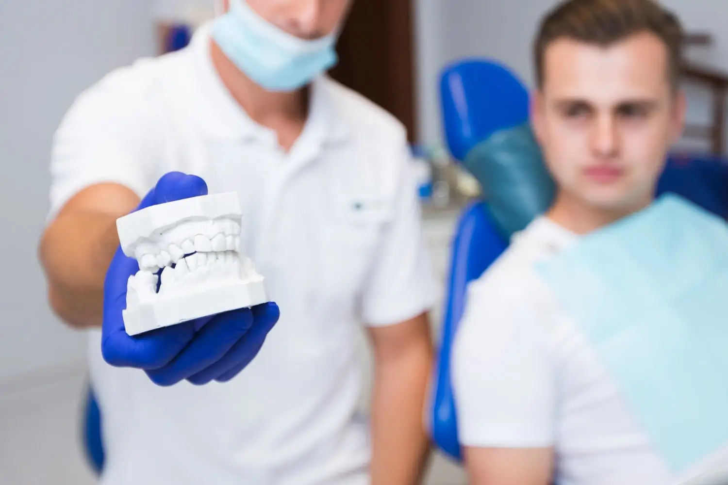 Yüz İmplantı Hangi Hekim Tarafından Yapılır